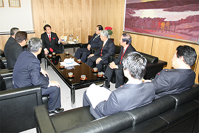 総務大臣と面談する地方六団体代表（右から4人目が古木副会長）