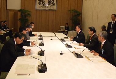 会議に出席する古木副会長（右端）