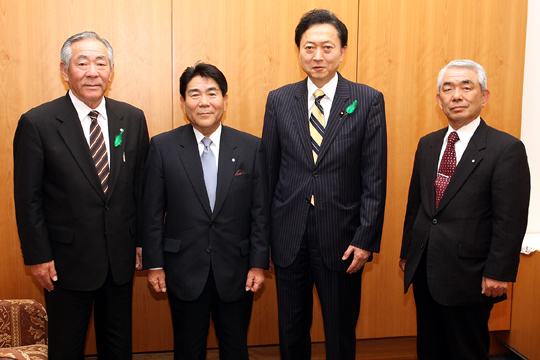 藤原会長(左から2人目)小沢副会長(左)古木副会長(右)
