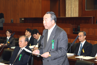 厚生労働委員会に出席した渡邊会長