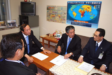 重野安正　社民党幹事長（左から2人目）に要請する寺島常任理事（右）