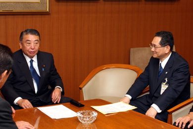 大島理森　自民党幹事長（左）に要請する寺島常任理事（右）
