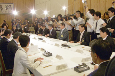 国と地方の協議に出席した藤原会長（右）の写真