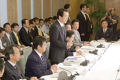 冒頭、挨拶を行う菅内閣総理大臣（中央）の写真