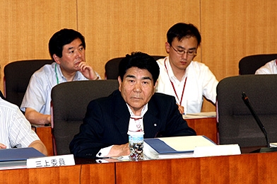 会議に出席した藤原会長の写真