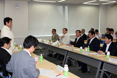 総務大臣・地方六団体の会合の写真