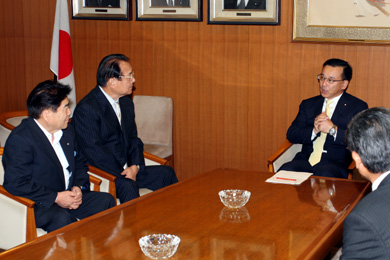 谷垣禎一 自由民主党総裁（右）の写真