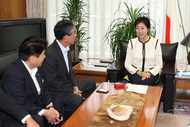 小池百合子 自由民主党総務会長（右）の写真