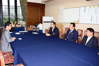 逢沢一郎 自由民主党国会対策委員長（左）の写真