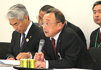 会議に出席した中常任理事の写真