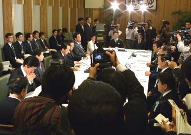 官邸で開かれた国と地方の協議の場。藤原全国町村会長（右端）の写真