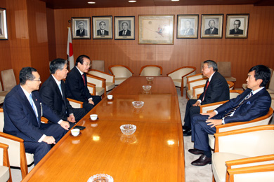大島理森 副総裁（右から2人目）、石原伸晃 幹事長（右）の写真