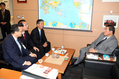 石破茂 政務調査会長（右）の写真