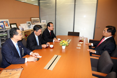 竹本直一 内閣部会長・シャドウキャビネット内閣府（地方分権改革担当）大臣（右）の写真