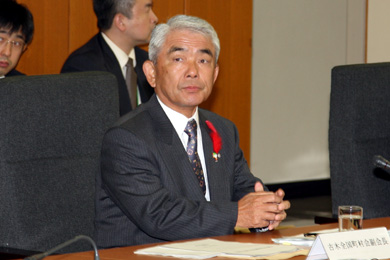 会議に出席する古木副会長の写真