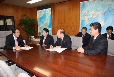 筒井信隆農林水産副大臣(左)の写真