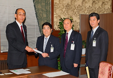 森本哲生民主党陳情要請対応本部副本部長(農水担当）(左）の写真