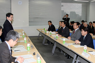 総務大臣・地方六団体の会合の写真