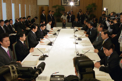 会議に出席した藤原会長（左）の写真