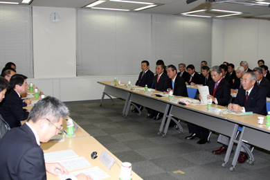 総務大臣・地方六団体の会合の写真