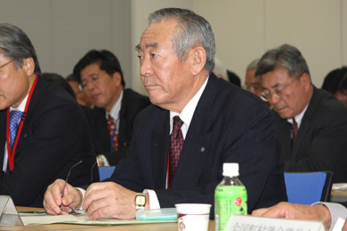 会議に出席した小沢副会長の写真