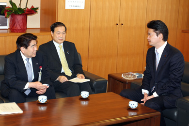 玄葉光一郎　民主党政策調査会長（国家戦略担当大臣）（右）の写真