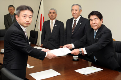 消費者庁長官　福島浩彦 氏（左）の写真
