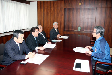 東京電力取締役副社長　山崎雅男 氏（右）の写真