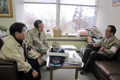 大槌町で東梅副町長（右）と面談する藤原会長（左）、稲葉理事（左から2人目）