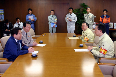 岩手県庁で達増知事（右）、千葉政策地域課長（右から2人目）に要請を行う藤原会長（左）、稲葉理事（左から2人目）