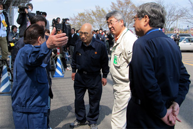 遠藤勝也町長（左から2人目）遠藤雄幸村長（右から2人目）と面談する藤原会長（左）（右は郡山市長）