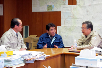 佐藤知事（右）と面談する藤原会長（中央）、浅和監事（左）