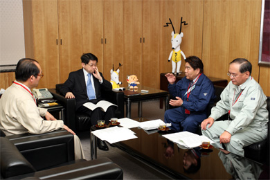 片山総務大臣（左から2人目）