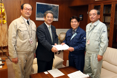 北澤防衛大臣（左から2人目）