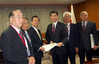 柳澤経済産業大臣政務官（左から3人目）