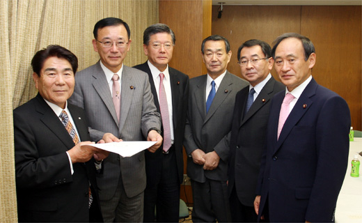 自由民主党・谷垣禎一 総裁（左から2人目）、田野瀬良太郎 幹事長代行（左から3人目）、溝手顕正 参議院幹事長（右から3人目）、塩谷 立 総務会長（右から2人目）、菅 義偉 組織運動本部長（右）