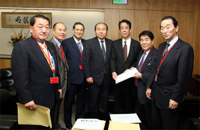 川端総務大臣（右から3人目）福田総務大臣政務官（中央）に要請を行う藤原会長（右から2人目）寺島副会長（左から3人目）稲葉副会長（右）遠藤副会長（左）白石副会長（左から2人目）