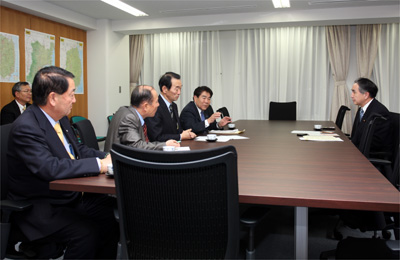 平野復興担当大臣（右）に要請を行う藤原会長（左から4人目）稲葉副会長（左から3人目）遠藤副会長（左）白石副会長（左から2人目）