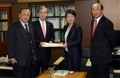 藤田厚生労働大臣政務官（右から2人目）に要請を行う坂本副会長（右）中副会長（左）荒木副会長（左から2人目）