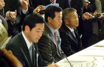 出席した地方六団体代表(右が石副会長)