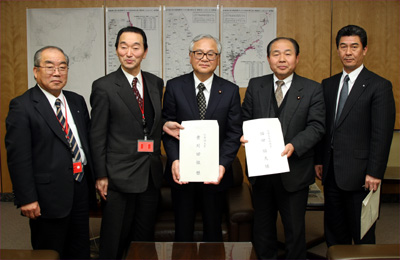 黄川田総務副大臣(中央)福田政務官(右から2人目)に要請する稲葉会長(左から2人目)伊東常任理事(左) 杉本常任理事(右)