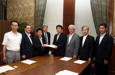 樽床民主党幹事長代行(右から4人目)、逢坂民主党総括副幹事長(左から4人目)、小林民主党企業団体対策委員長(右から3人目)