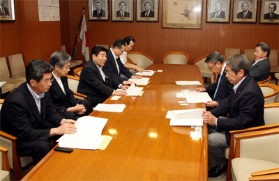 大島自民党副総裁(右から３人目)、田野瀬自民党幹事長代行(右)、石田自民党政務調査会副会長（右から２人目）