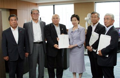 小宮山厚労大臣（右から３人目）