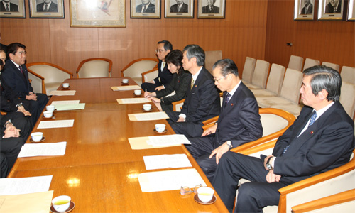 自由民主党　高村副総裁（右から３人目）河村選対委員長（右から２人目）細田幹事長代行（右から５人目）野田総務会長（右から４人目）竹下組織運動本部長（右）（左が藤原会長）