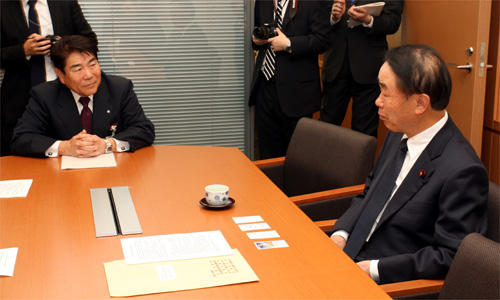 自由民主党　土屋総務部会長（右）（左が藤原会長）