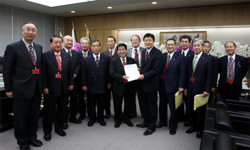 新藤総務大臣（右から6人目）