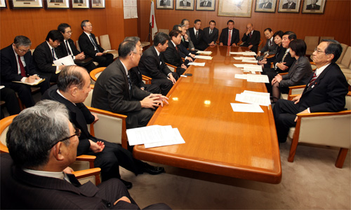 石破幹事長（右から3人目）河村選対委員長（右から5人目）細田幹事長代行（右）野田総務会長（右から4人目）高市政務調査会長（右から2人目）