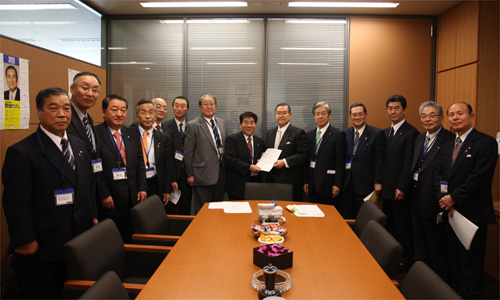 野田税制調査会長（右から6人目）