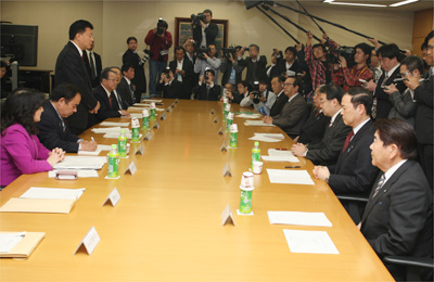 総務省幹部と地方六団体代表が出席（右が藤原会長）